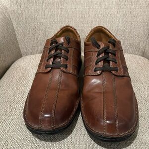 Clarks leather Oxford men’s shoes size 11. Brown in color, cushion insole.